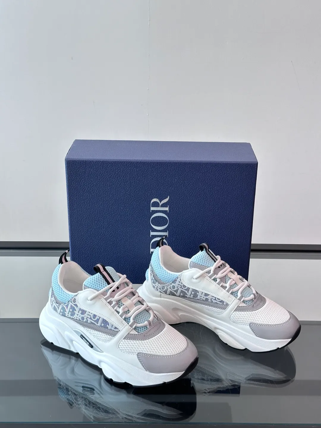 Factory price: 480💰 ◾️▫️Dior D®️ x 🆕 (high version) B22 men's jogging fashion sneakers, this single product draws inspiration from retro jogging shoes. It adopts a thick low-top design, with an upper made of black cow leather and mesh fabric, and a black and white engraved rubber sole. Black mesh fabric tongue and heel counters complement black laces, with an embossed "Di~r" logo embellishment on the side. These sneakers can be mixed and matched with a classic suit for a sporty chic look! Size: 39-45 (38, 46, 47 can be customized)